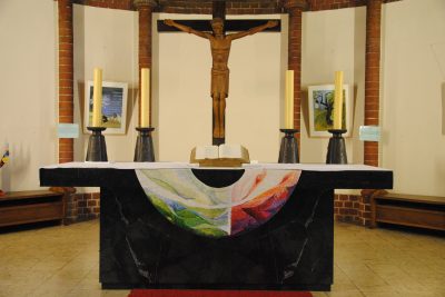 Der Altar mit Kruzifix